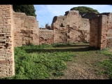 03149 ostia - regio i - insula xii - caseggiato dei triclini (i,xii,1) - hof - nordende - zugemauerte tuer zum 1. raum - bli ri osten - 01-2024.jpg